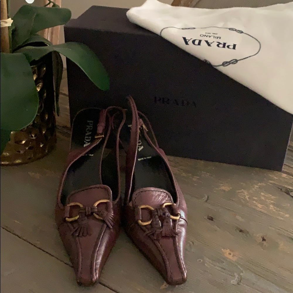 Brown leather kitten heel pumps